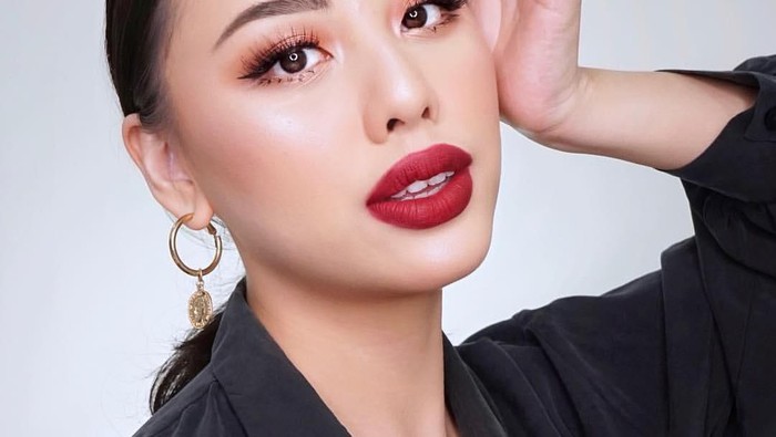 7 Lipstik Warna Deep Maroon Terbaik untuk Tampil Bold dan Elegan