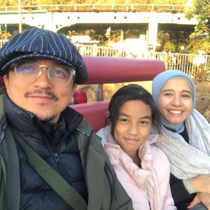 <p>Meski bolak-balik Kuala Lumpur - Jakarta, Bella selalu memiliki waktu luang yang dikhususkan untuk Engku Emran dan Aleesya. Baru-baru ini beredar foto keduanya sedang berada di pengajian. (Foto: Instagram @imkoombre)</p>