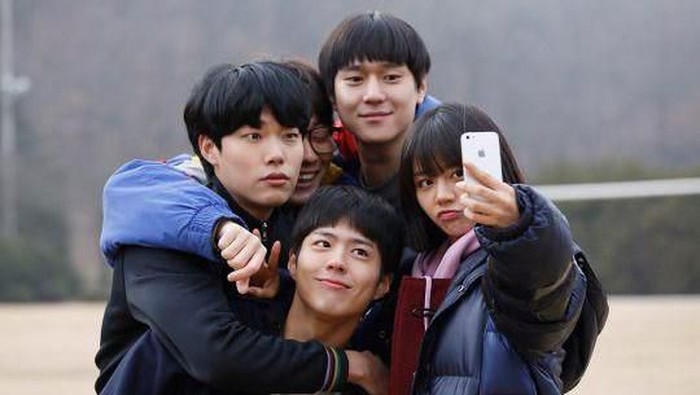 Gak Melulu Soal Cinta, 5 Drama Korea Ini Punya Cerita Friendship Goals!