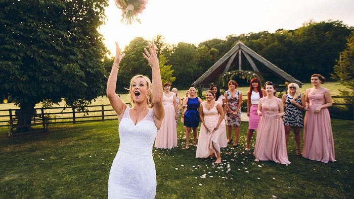 Makna dari Tradisi Lempar Bunga Saat Resepsi Pernikahan