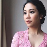 Kondangan Pakai Kebaya, Begini Cantiknya Potret Sherina Munaf
