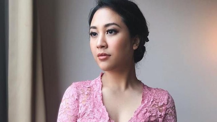 Kondangan Pakai Kebaya, Begini Cantiknya Potret Sherina Munaf Kondangan Pakai Kebaya, Begini Cantiknya Potret Sherina Munaf