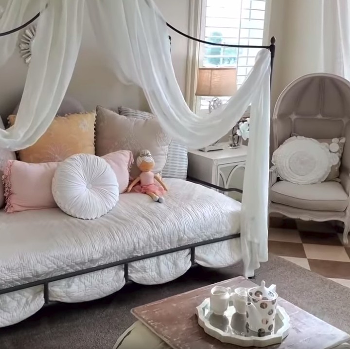 <p>Kamar tidur lainnya, menggemaskan banget ya dekorasinya? (Foto: YouTube)</p>