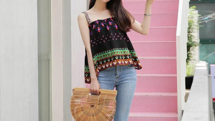 7 Inspirasi Outfit dengan Tas Jerami yang Chic Abis untuk Weekend!