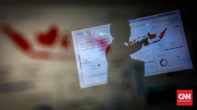 Petugas memantau sistem informasi dan data masyarakat yang mengisi online Sensus Penduduk Indonesia 2020 di Ruang Kendali Eksekutif Sensus Penduduk 2020 Badan Pusat Statistik (BPS), Jakarta, Senin, 17 Februari 2020. BPS mengadakan sensus penduduk pada 15 Februari hingga 31 Maret 2020. CNNIndonesia/Safir Makki