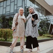 Tampil Kompak dengan 6 Inspirasi Baju Kondangan Kembar ala Selebgram