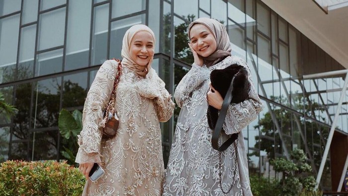Tampil Kompak dengan 6 Inspirasi Baju Kondangan Kembar ala Selebgram