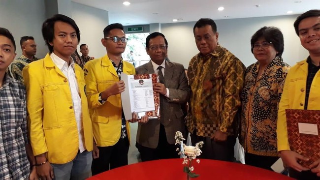 Bersama data soal Papua, BEM UI menyerahkan bersama sejumlah kajian atas beberapa produk legislasi yang bermasalah.
