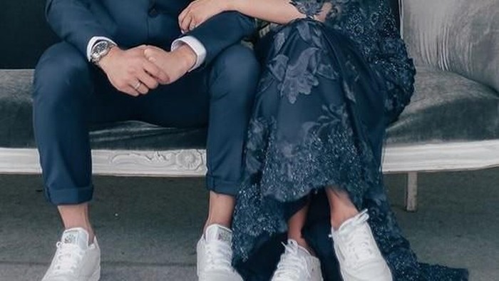 Agar Makin Kompak, Contek 5 Inspirasi Kebaya Couple Ini yuk!