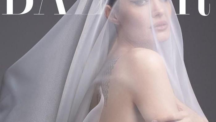 Angelina Jolie Foto Tanpa Busana di Pemotretan Majalah Fashion