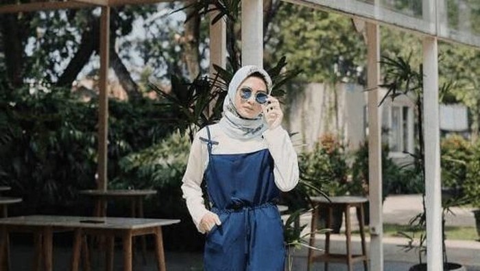 Look Jumpsuit Membosankan? Coba Mix and Match dengan Fashion Item Ini!