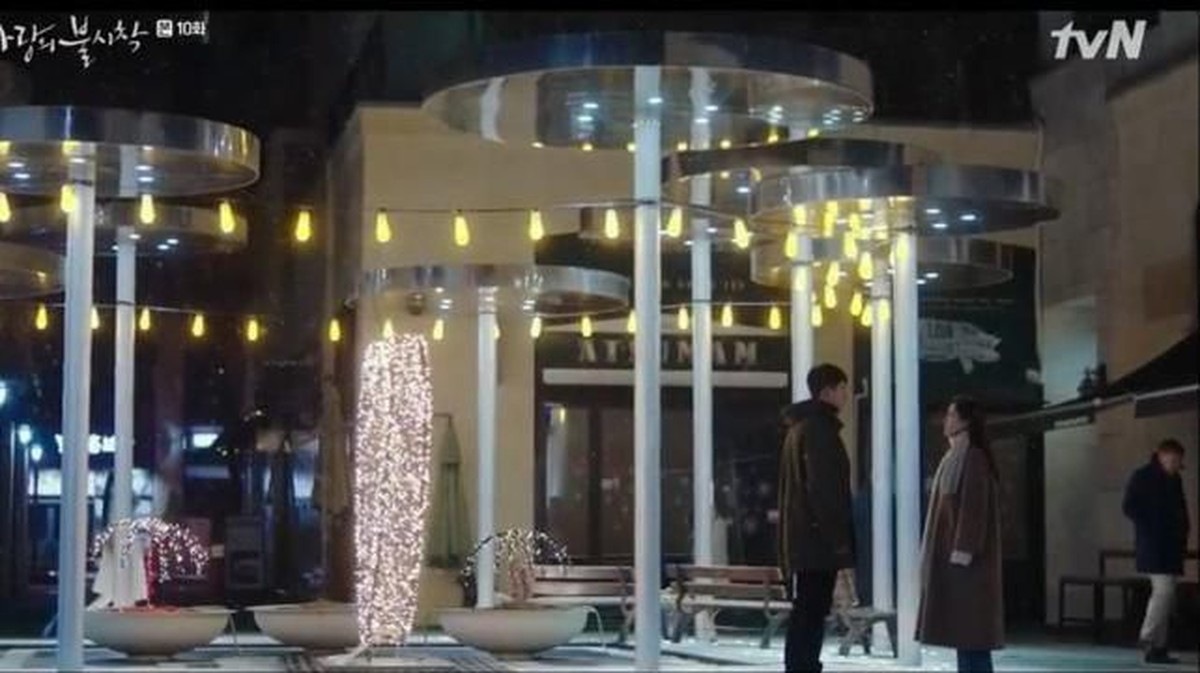 Berhasil meraih rating tertinggi di episode terakhirnya&period; Berikut beberapa lokasi romantis yang jadi lokasi syuting drakor Crash Landing on You versi Insertlive&period;