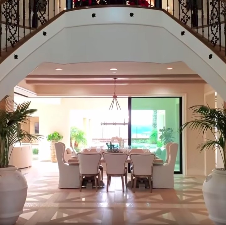 <p>Tipikal rumah mewah di Los Angeles, begitu masuk rumah disambut tangga yang besar. (Foto: YouTube)</p>