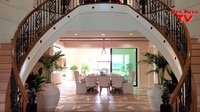 <p>Tipikal rumah mewah di Los Angeles, begitu masuk rumah disambut tangga yang besar. (Foto: YouTube)</p>