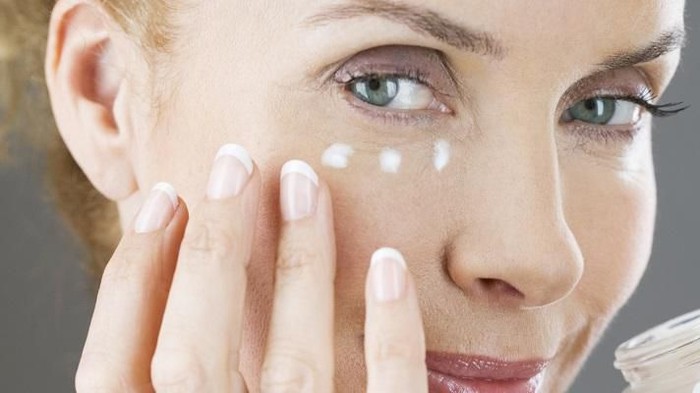 Perlukah Eye Cream Masuk dalam Skincare Routine?
