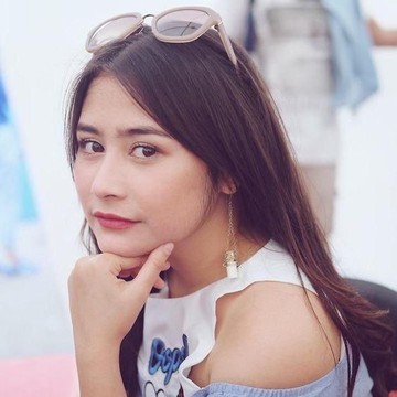 img-title Menginspirasi, Begini Gaya Keseharian Prilly Latuconsina yang Muda & Ceria