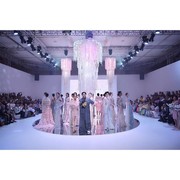 Memakai Teknik Draping, Intip Glamournya Karya Ivan Gunawan di Pagelaran IPMI Trend Show!