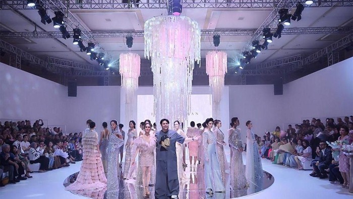Memakai Teknik Draping, Intip Glamournya Karya Ivan Gunawan di Pagelaran IPMI Trend Show!