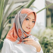 Simpel Hingga Unik, Inspirasi Gaya Hijab ala Nuurul Zafitra, Kakak Ipar Dian Pelangi