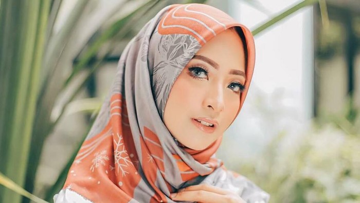 Simpel Hingga Unik, Inspirasi Gaya Hijab ala Nuurul Zafitra, Kakak Ipar Dian Pelangi