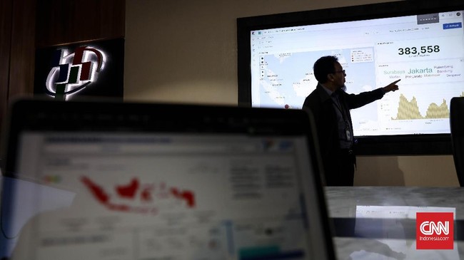 Petugas memantau sistem informasi dan data masyarakat yang mengisi online Sensus Penduduk Indonesia 2020 di Ruang Kendali Eksekutif Sensus Penduduk 2020 Badan Pusat Statistik (BPS), Jakarta, Senin, 17 Februari 2020. BPS mengadakan sensus penduduk pada 15 Februari hingga 31 Maret 2020. CNNIndonesia/Safir Makki