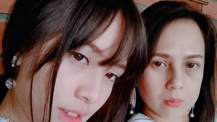 Seperti Kakak Adik, Begini Potret Zara JKT48 Bersama Ibunda