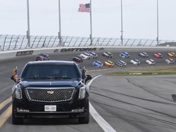 Mobil Anti Peluru Donald Trump Buka Balapan Nascar