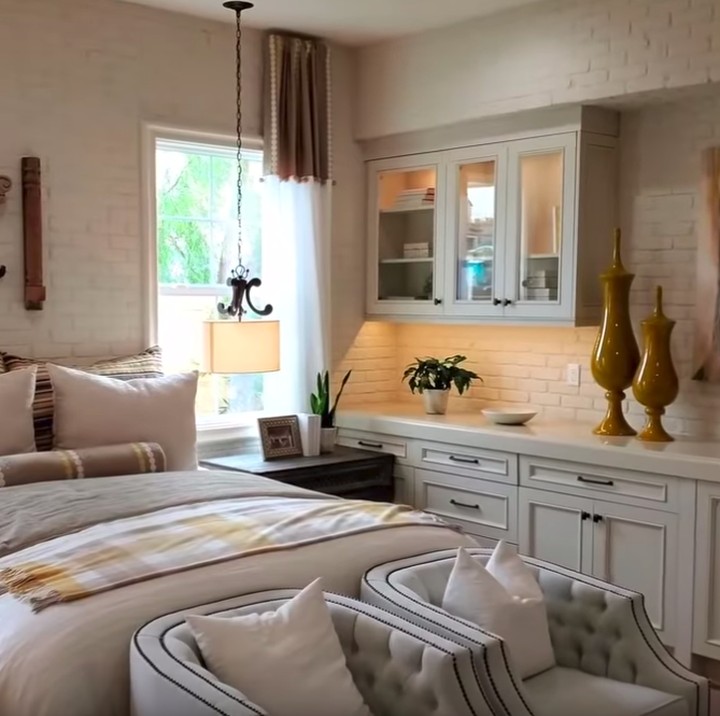 <p>Rumah ini memiliki banyak kamar tidur. Ini salah satu kamar tidur di lantai dasar. (Foto: YouTube)</p>