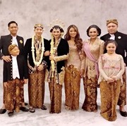 Adik Bungsunya Nikah, Begini Potret Akrab Krisdayanti dengan Aurel dan Azriel
