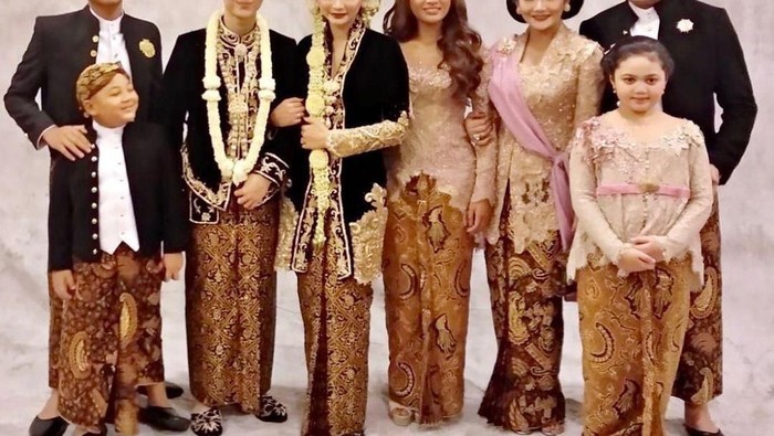 Adik Bungsunya Nikah, Begini Potret Akrab Krisdayanti dengan Aurel dan Azriel