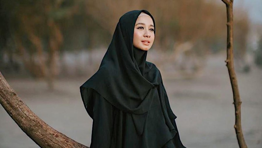 Usai menghapus foto Engku Emran,Laudya Cynthia Bella mengunggah surat Al-Anbiya, ayat 34-35.