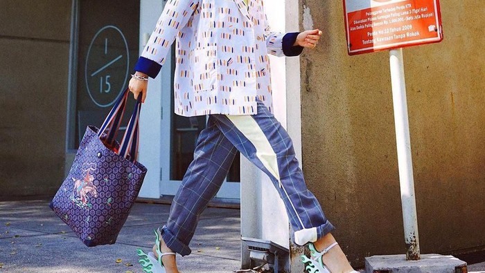 Mau Tampil Kekinian? Contek Padu Padan Blazer ala Tantri Namirah untuk Tubuh Mungil