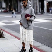 Ingin Terlihat Keren saat Kenakan Hoodie? Ini Triknya