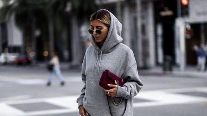 Ingin Terlihat Keren saat Kenakan Hoodie? Ini Triknya