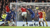 FOTO: VAR Bantu MU Kalahkan Chelsea Dua gol Chelsea dianulir wasit setelah melihat VAR saat takluk 0-2 dari Manchester United pada laga Liga Inggris di Stamford Bridge, Senin (17/2).
