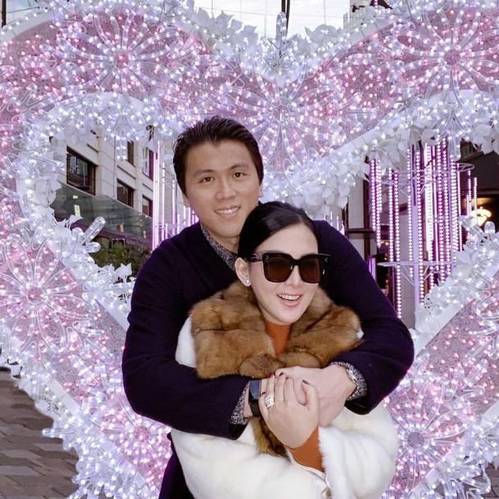 <p>Berfoto di depan hiasan lampu di Tokyo. Romantis ya, Bunda? (Foto: Instagram @princesssyahrini)</p>