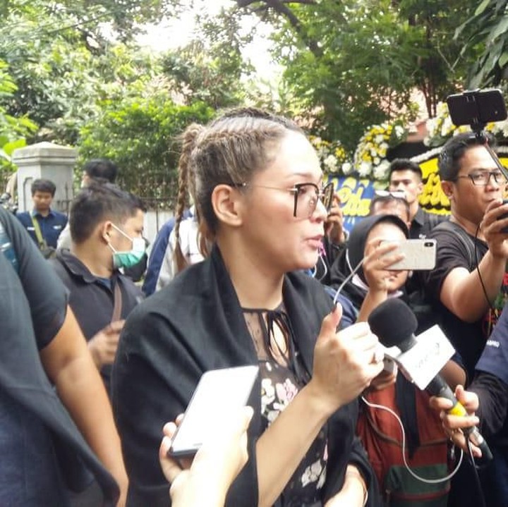 <p>Wajah sedih juga terlihat dari Maia Estianty yang juga datang ke rumah duka. (Foto: Asri Ediyati)  </p>