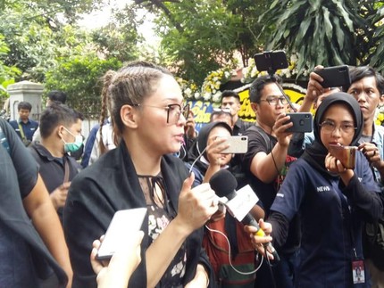 Foto Artis Melayat ke Rumah Duka Ashraf Sinclair: Oka Antara Hingga Maia Estianty