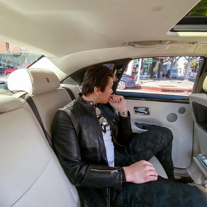 <p>Sesekali Syahrini mengunggah candid sang suami saat di mobil. (Foto: Instagram @princesssyahrini)</p>