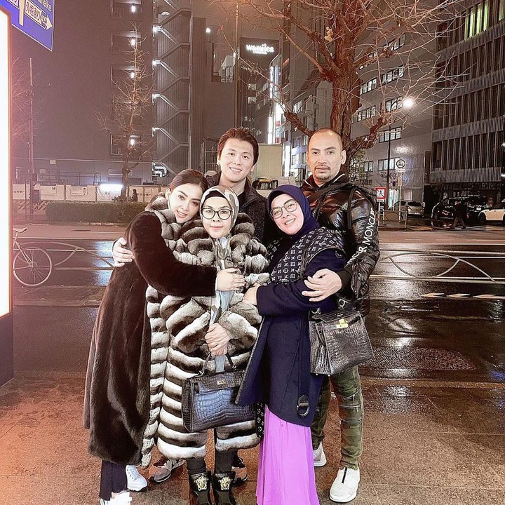 <p>Syahrini juga mengajak sang bunda dan keluarga adiknya, Aisyahrani ke Jepang. (Foto: Instagram @princesssyahrini)</p>