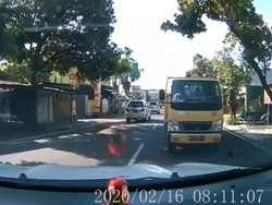 Sst! Pemobil Santuy di Klaten Sebut Truk yang Dihadangnya Berpelat Merah