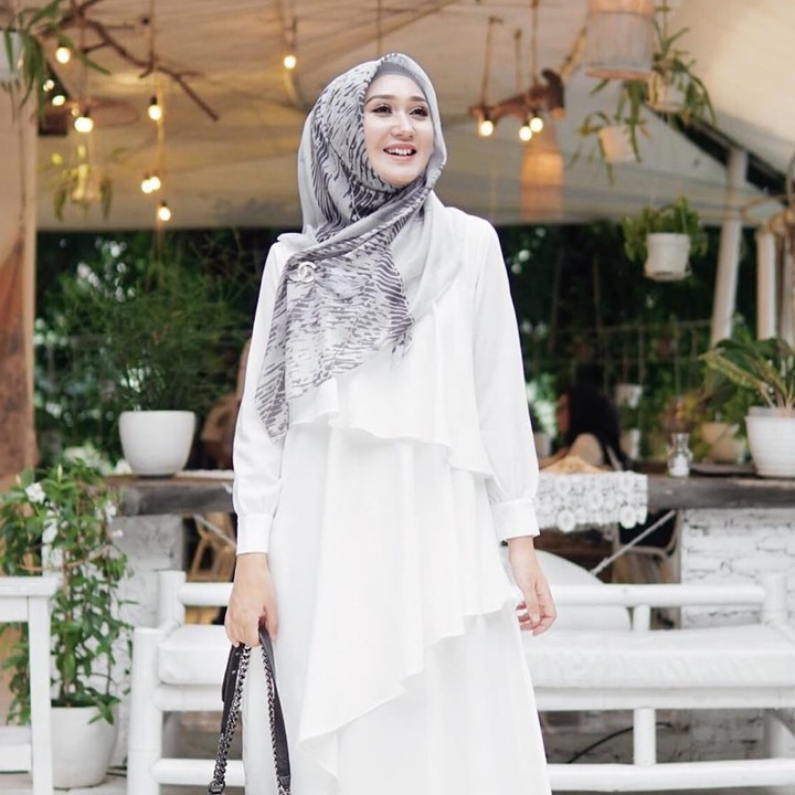 Pilih kerudung segiempat lebar dengan model hijab konvensional tapi tetap syar’i. Tambahkan tuspin atau bros sebagai pemanis. Kerudung motif lebih disarankan agar tidak terkesan monoton.