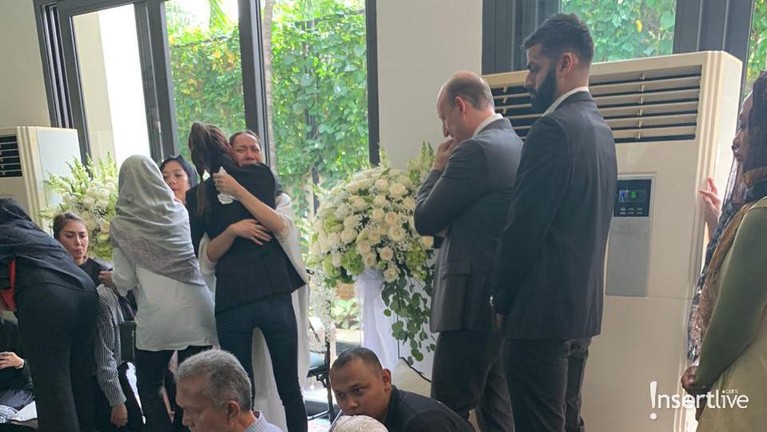 Suasana rumah duka suami Bunga Citra Lestari, Ashraf Sinclair yang meninggal dunia akibat serangan jantung, Selasa (18/2).