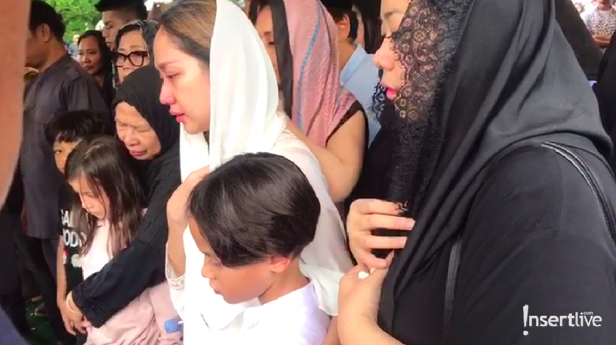 Tujuh potret duka BCL di pemakaman Ashraf Sinclair&period;