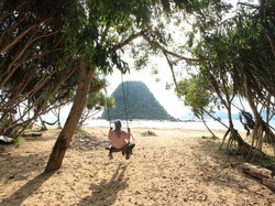 Begini Keindahan Pantai Pulau Merah di Banyuwangi