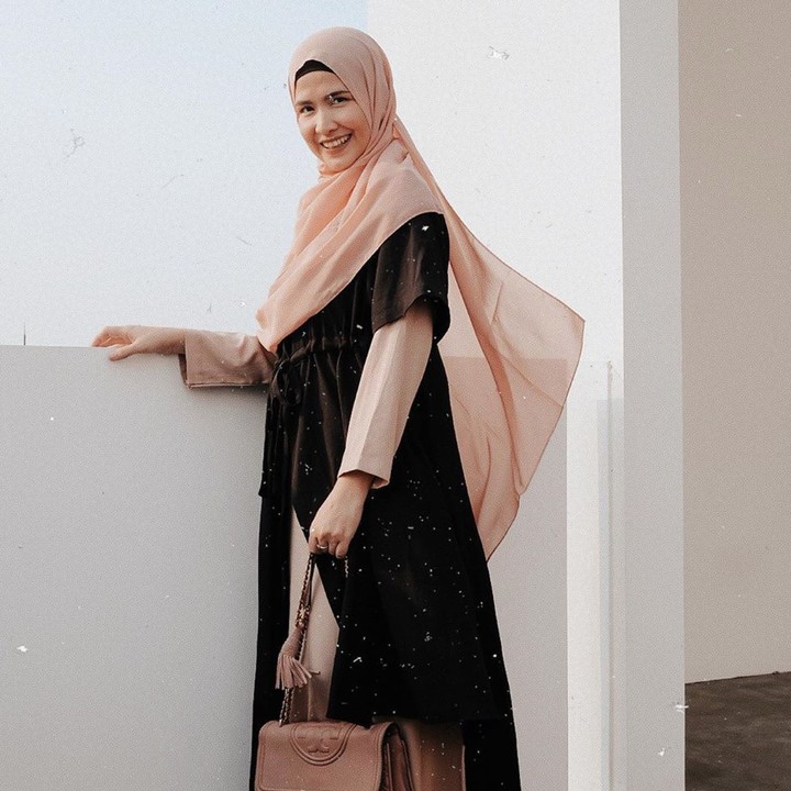 Pilihan gamis warna berstruktur juga cocok dipakai ke pengajian seperti gaya hijab syar’i selebgram Mega Novelia. Perpaduan gamis berlapis dan pashmina warna pastel menutup dada membuat penampilannya terkesan manis, feminin, dan tetap bersahaja, Bun. (Foto: Instagram @meganovelia)