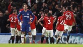 FOTO: VAR Bantu MU Kalahkan Chelsea Dua gol Chelsea dianulir wasit setelah melihat VAR saat takluk 0-2 dari Manchester United pada laga Liga Inggris di Stamford Bridge, Senin (17/2).