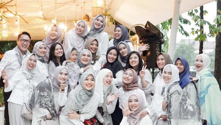 Gaya hijab Turki dan Malaysia menonjolkan style yang sederhana. Berbeda dengan gaya hijab muslimah Indonesia yang jauh lebih unik. Setuju eggak nih, Bun?