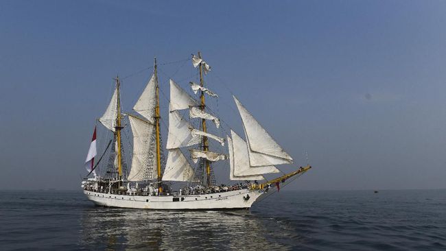 Kapal KRI Dewaruci dan Bima Suci-945 akan singgah di Pulau Kodingareng Keke. Masyarakat bisa melihat-lihat ke dalamnya pada Maret nanti.