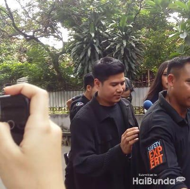 <p>Nino RAN juga hadir di rumah duka. (Foto: Asri Ediyati)</p>